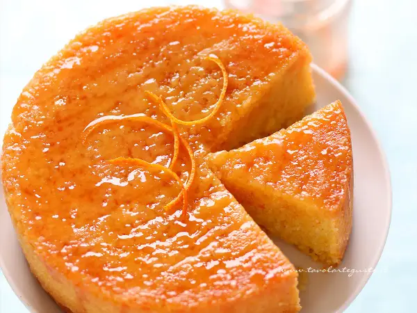 Torta soffice all'arancia, ricetta della nonna, con glassa lucida e scorzette candite. Un dolce profumato e invitante.